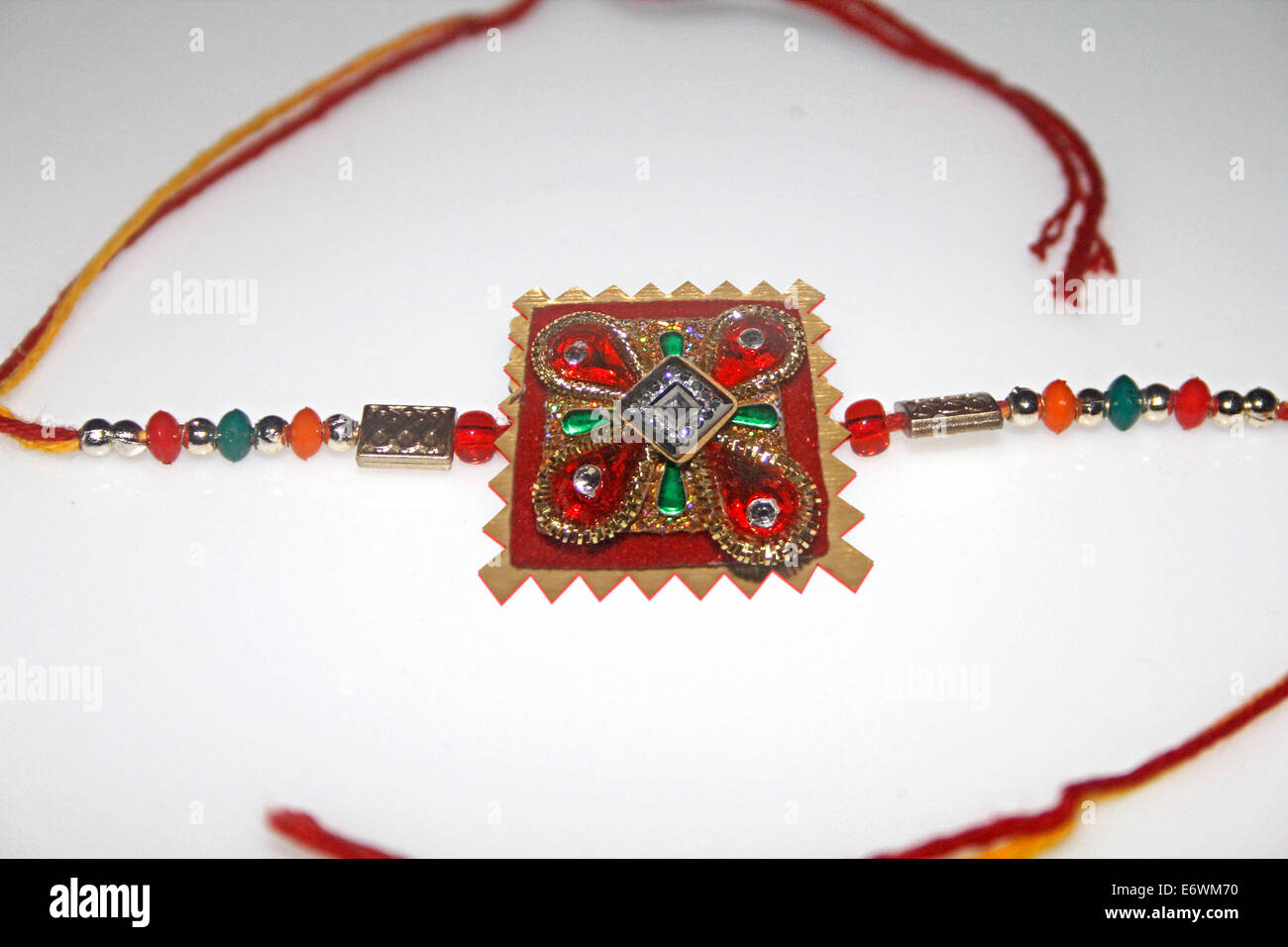 Rakhi für Raksha Bhandhan, ist es eine traditionelle indische Festival eine Schwester Rakhi auf die Hand seines Bruders knüpft. Stockfoto