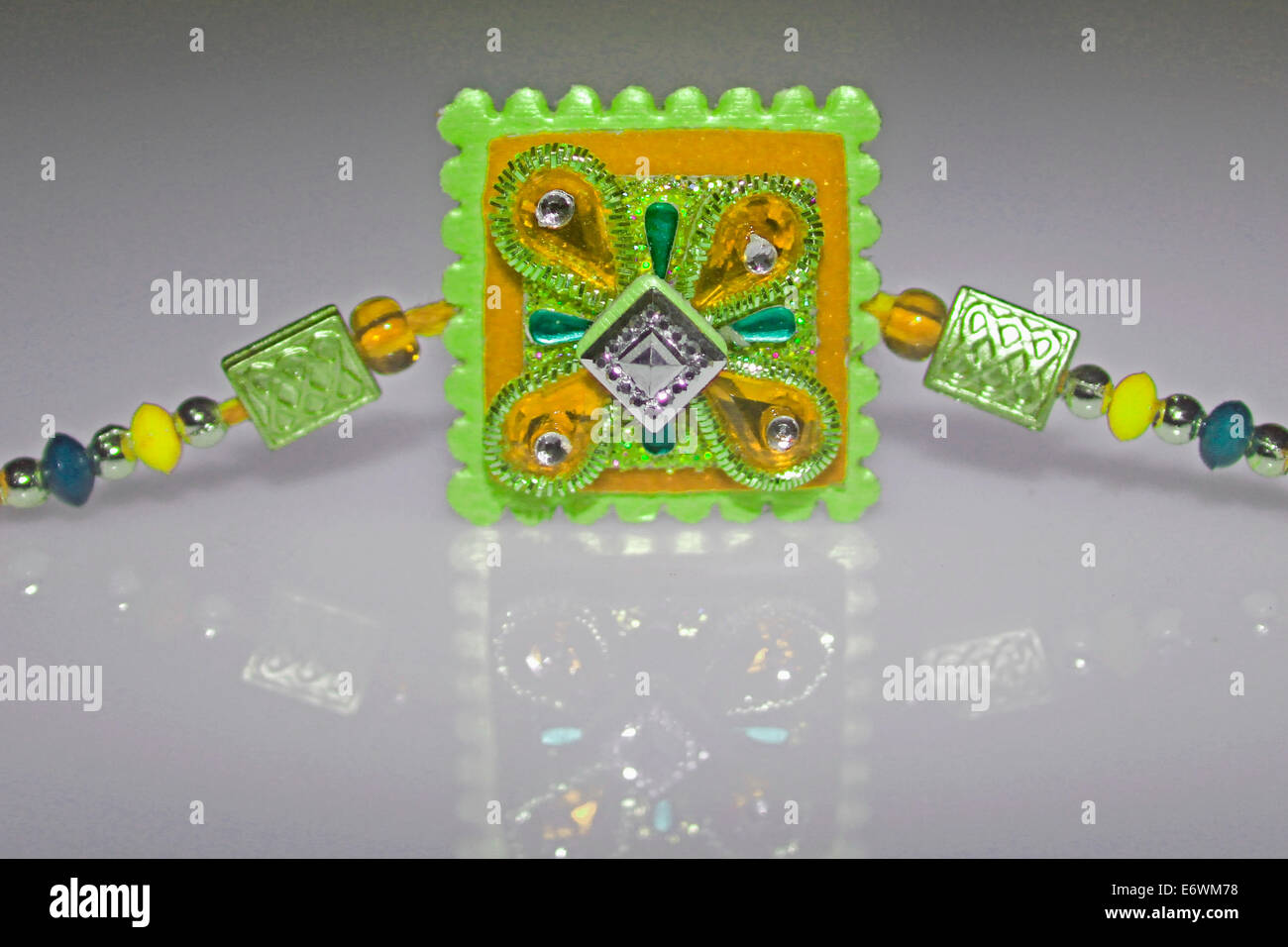 Rakhi für Raksha Bhandhan, ist es eine traditionelle indische Festival eine Schwester Rakhi auf die Hand seines Bruders knüpft. Stockfoto