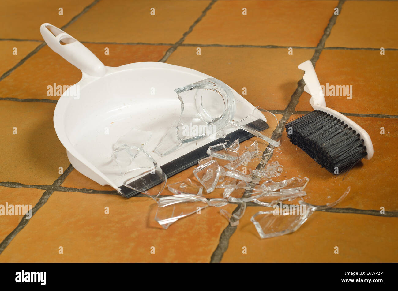 Reste Haufen Glasscherben am Boden nach Unfall und Glas aus nassen Händen gerutscht umgestoßen Stockfoto