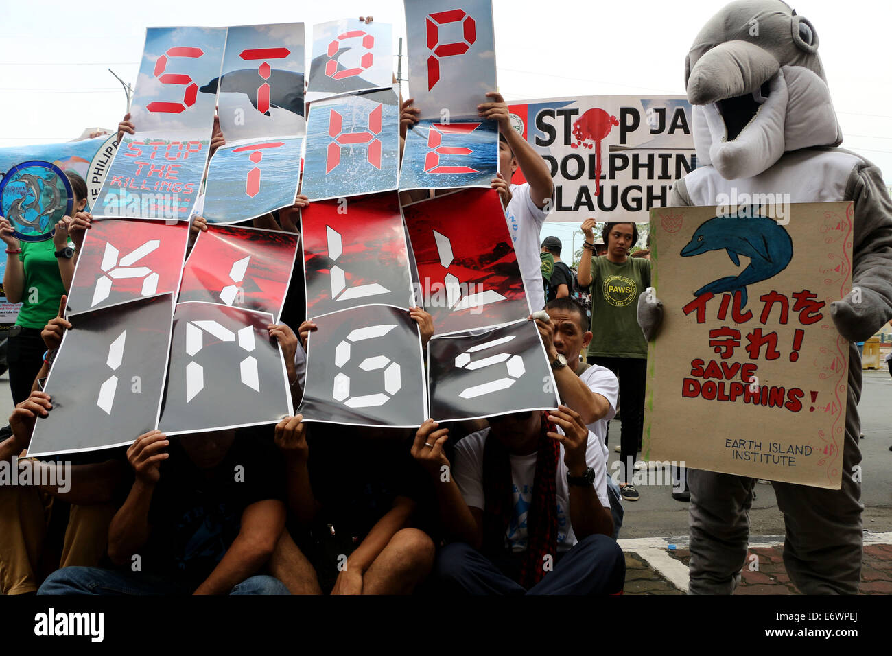 Pasay City, Philippinen. 1. September 2014. Philippinische Umweltaktivisten Anwälte begleiten Sie von all-over den Globus posieren und grausam und unmenschlich Aktivität durch die Inszenierung einer Protestaktion vor der japanischen Botschaft in der Stadt Manila. Jedes Jahr beginnt am 1. September jährliche Abschlachten von Delfinen in Taiji, Japan. Bildnachweis: Gregorio B. Dantes Jr./Pacific Press/Alamy Live-Nachrichten Stockfoto