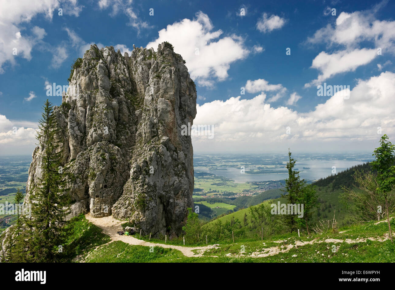 Felsen in der Nähe Kampenwand mit See Chiemsee im Hintergrund, Chiemgau, Bayern, Deutschland Stockfoto