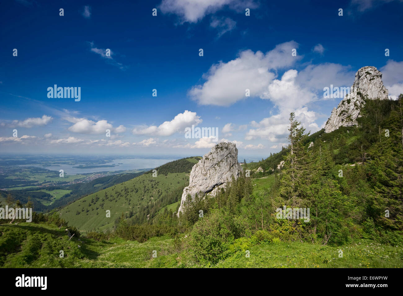 Kampenwand mit See Chiemsee im Hintergrund, Chiemgau, Bayern, Deutschland Stockfoto
