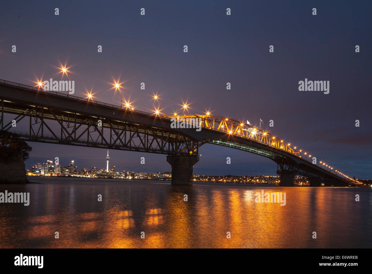 Auckland Harbour Bridge und die Skyline mit Sky Tower im Abendlicht, Auckland City, North Island, Neuseeland Stockfoto