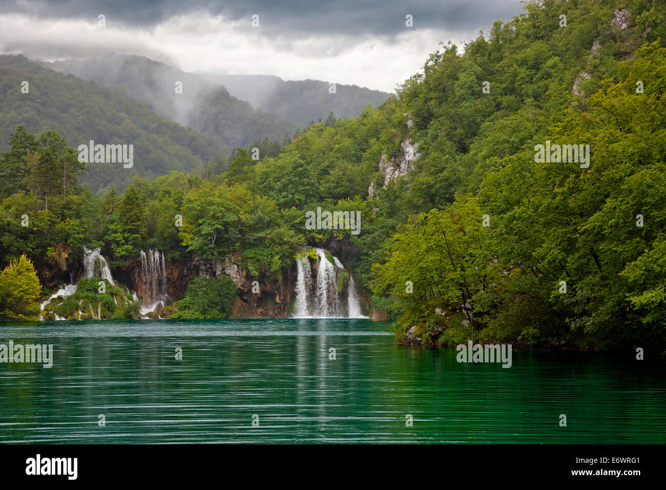 Grüner See im Nationalpark Plitvicer Seen in Kroatien mit Wasserfall. Stockfoto