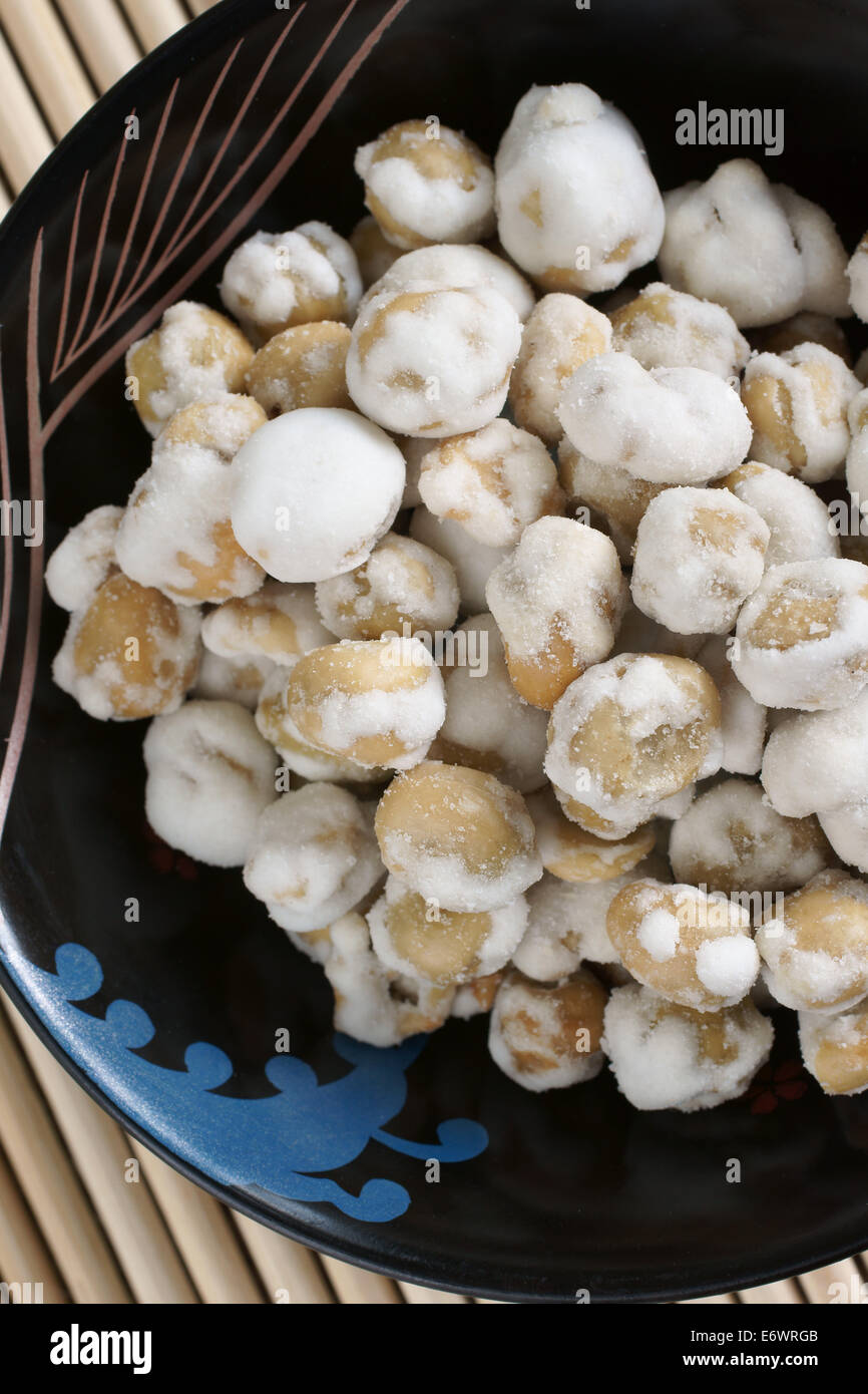 Wasabi Erbsen gemacht ein knuspriger Snack mit geröstete grüne Erbsen mit Wasabi, die Gewürze in einer Schüssel japanische Lack beschichtet Stockfoto