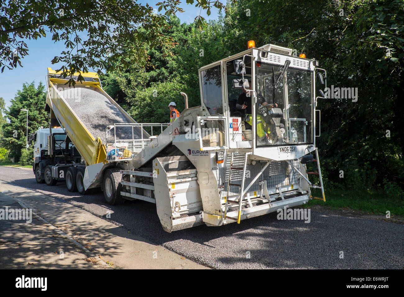 Kipper-LKW laden Granit Splitt in den Trichter auf chipping Streuer Fen Road Milton Stockfoto