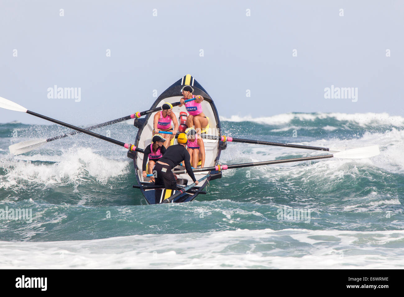 Surf Boot Wettbewerb, Rettungsschwimmer Wettbewerb, Tag des Riesen, Piha Beach, North Island, Neuseeland Stockfoto