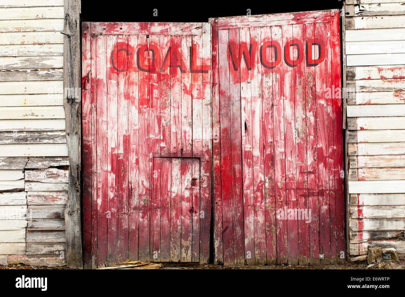 Alte rot verblasst Doppeltüren, Kohle Schuppen, Nordinsel, Neuseeland Stockfoto