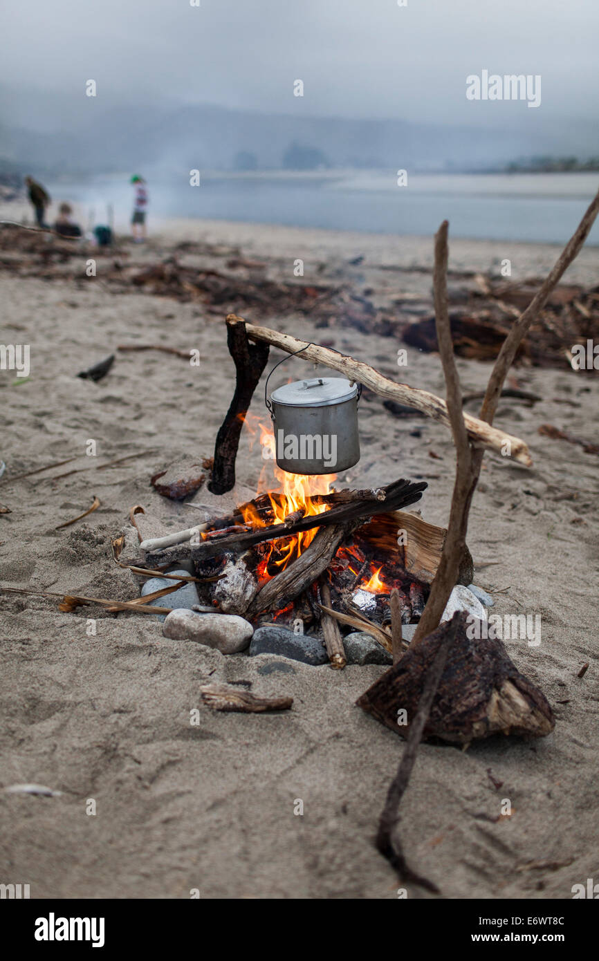 Kochen über dem Lagerfeuer am Strand, Billy kann, Südinsel, Neuseeland Stockfoto