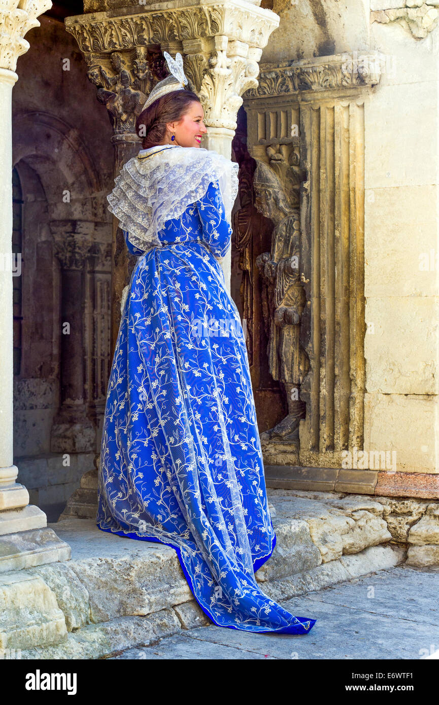 Europa, Frankreich, Bouches-du-Rhône, Arles. Tages-Kostüm-Festival. Young-Arles-Mädchen, posiert im Kloster St. Trophime. Stockfoto