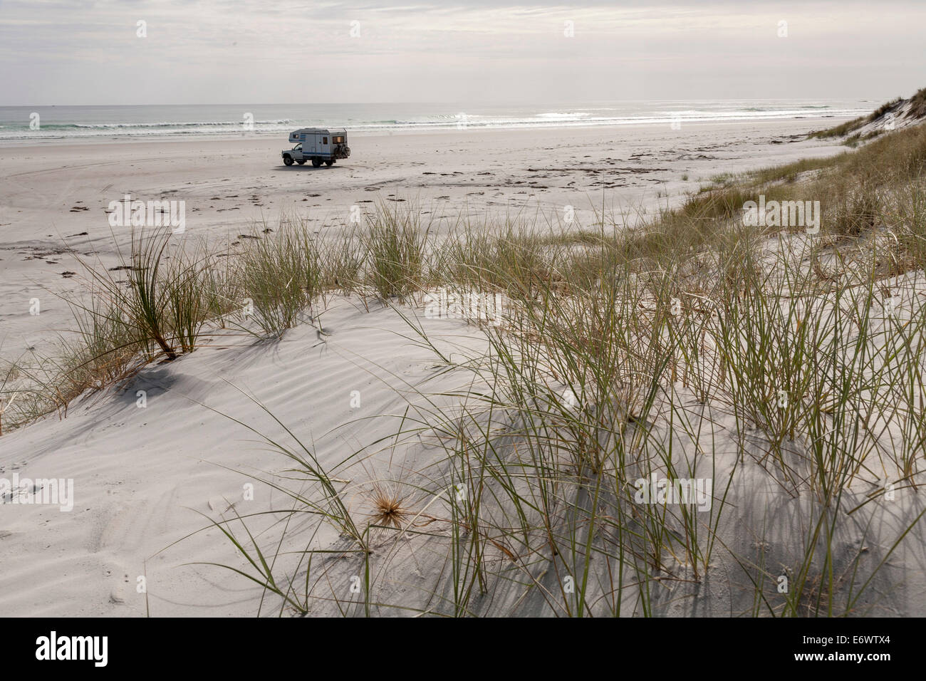4WD Wohnmobil geparkt an einem einsamen Strand, Northland, Nordinsel, Neuseeland Stockfoto