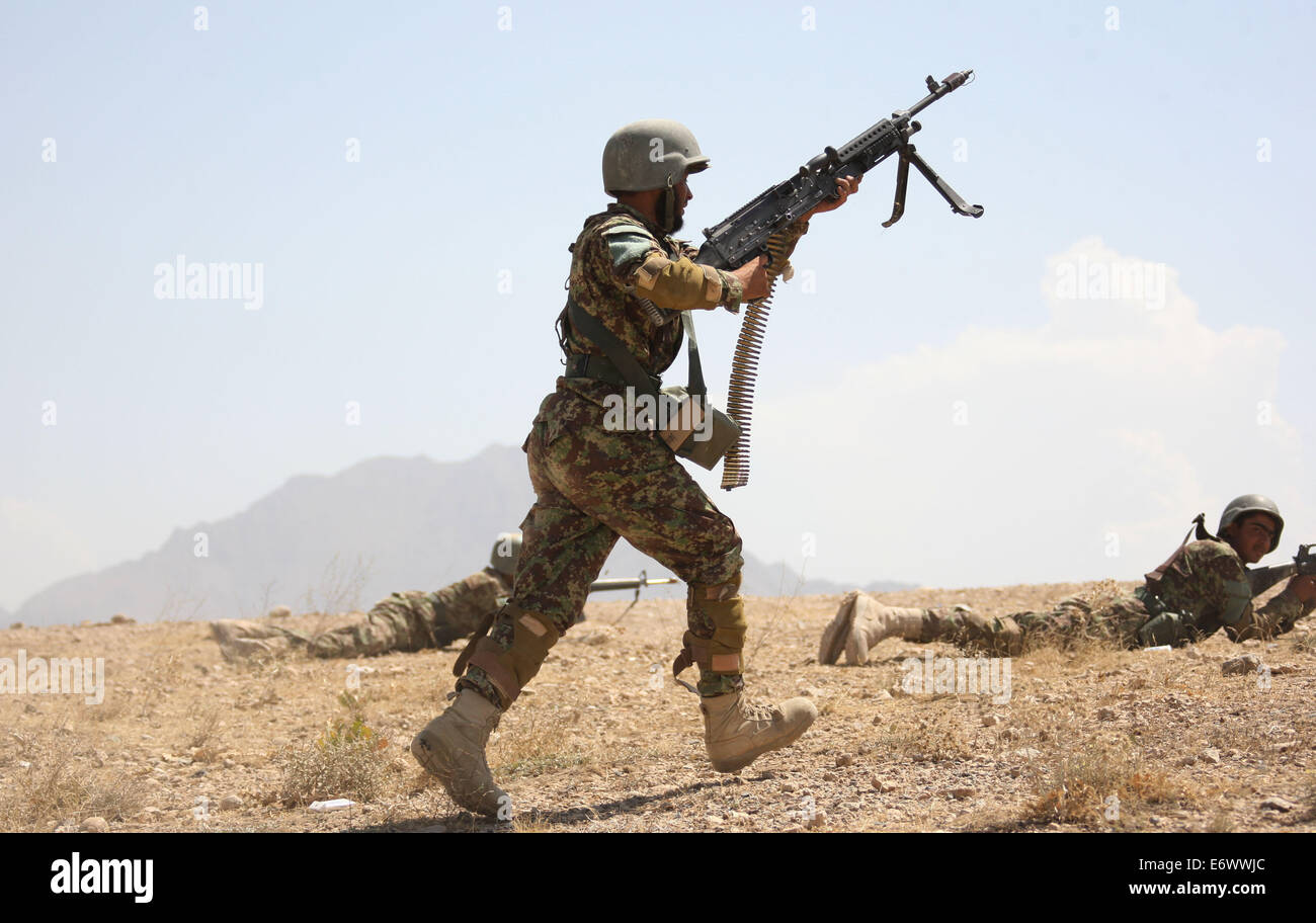 Kabul, Afghanistan. 01. Sep, 2014. Ein Afghan National Army Soldat läuft während einer militärischen Ausbildung auf ein Militärlager in Kabul, Afghanistan, auf 1. September 2014.  Bildnachweis: Ahmad Massoud/Xinhua/Alamy Live-Nachrichten Stockfoto