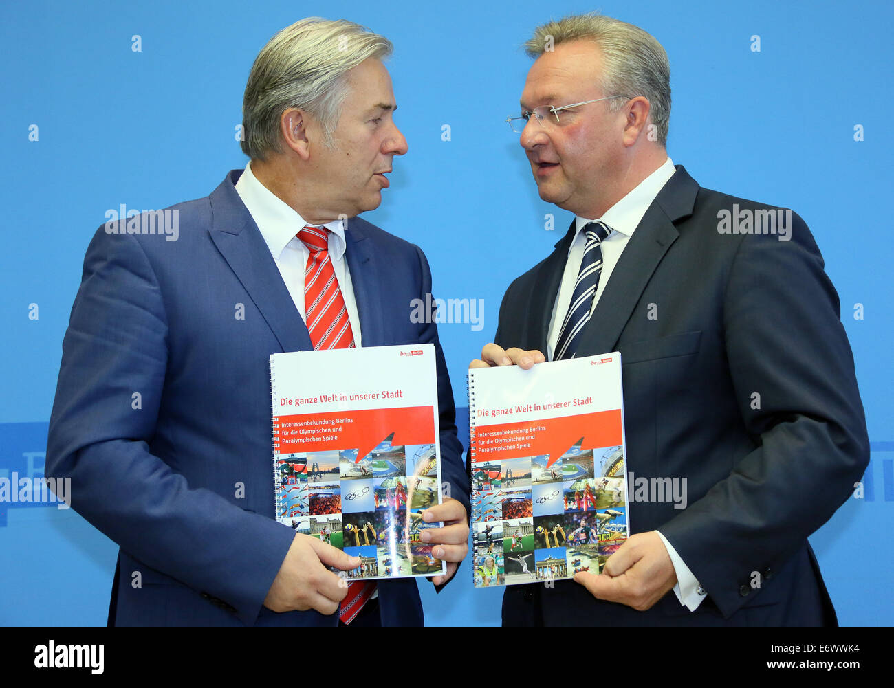 Berlin, Deutschland. 01. Sep, 2014. Berlins handeln Bürgermeister Klaus Wowereit (L, SPD) und der Berliner Senator für Sport und innere Angelegenheiten Frank Henkel (CDU) halt eine Pressekonferenz am Berliner möglich Olympia-Kandidatur in Berlin, Deutschland, 1. September 2014. Sie präsentiert die Antworten auf 13 Fragen vom Deutschen Olympischen Sport Bund (DOSB) für die Olympischen Spiele 2024 oder 2028 in Berlin stattfinden. Foto: Stephanie Pilick/Dpa/Alamy Live News Stockfoto