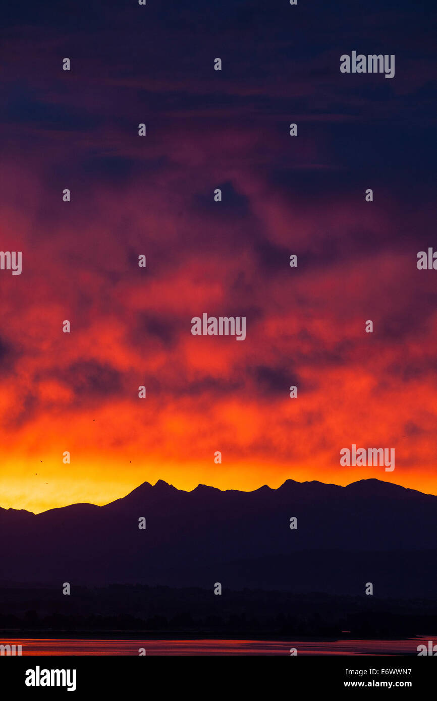 Blutroter Sonnenuntergang, Arthur reicht von Nelson, Südinsel, Neuseeland Stockfoto