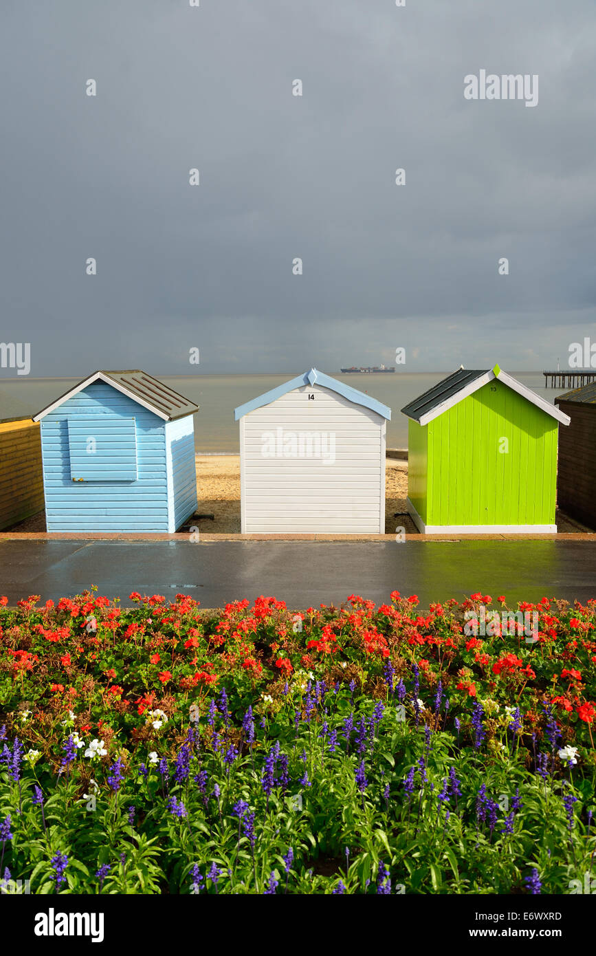 Strandhütten mit Annäherung an Sturm, Felixstowe, Suffolk, England, Vereinigtes Königreich Stockfoto