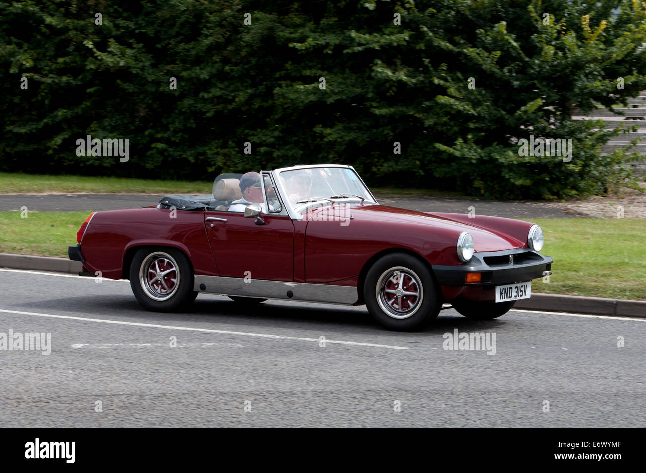 MG Midget Auto unterwegs Fosse Way, Warwickshire, UK Stockfoto