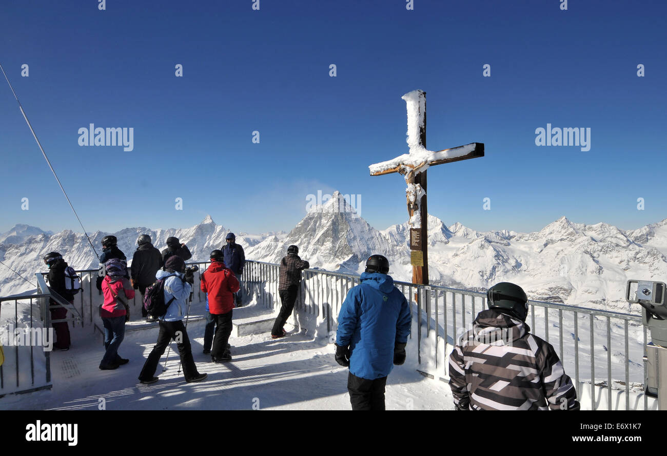 Auf dem kleinen Matterhorn Blick vom Mont Blanc zum Matterhorn Zermatt-Skigebiet, Wallis, Schweiz Stockfoto