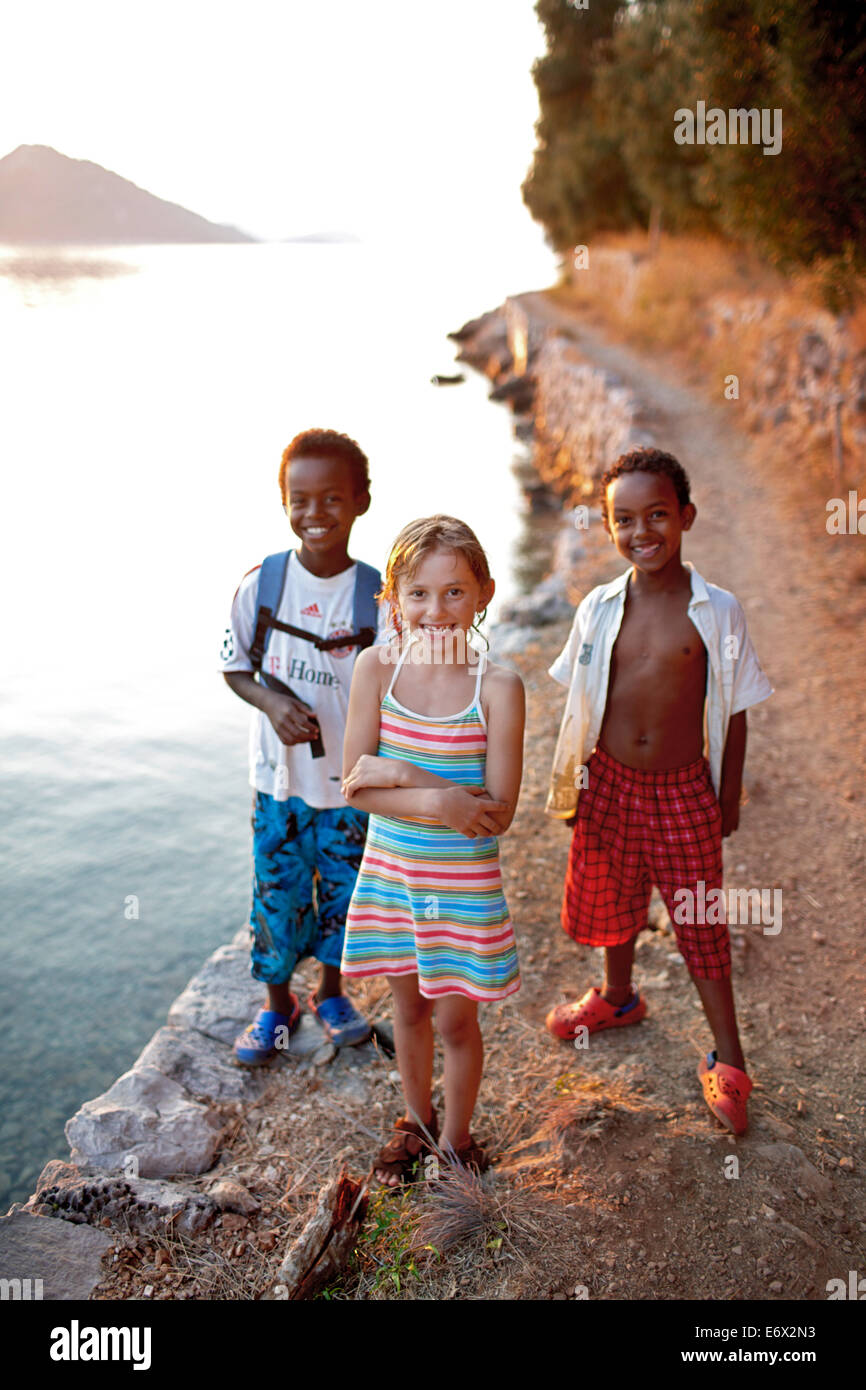 Kinder auf dem Weg entlang der Bucht in der Nähe von Hotel Sipan, Sipanska Luka Sipan Insel, Elafiti Inseln nordwestlich von Dubrovnik, Kroatien Stockfoto