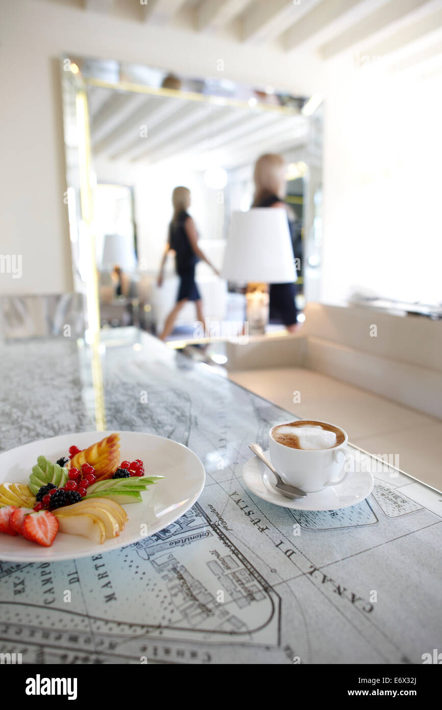 Eine Tasse Kaffee und einen Teller mit Früchten auf einem Tisch in einer Hotelsuite, Venedig, Veneto, Italien Stockfoto
