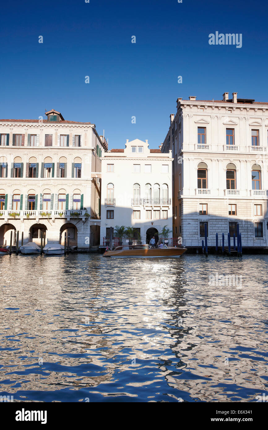 Blick vom Canal Grande zum Palast Palazzo Grassi und Palazzina Grassi Hotel, Design Philippe Starck, Sestriere San Marco 3247, Ven Stockfoto