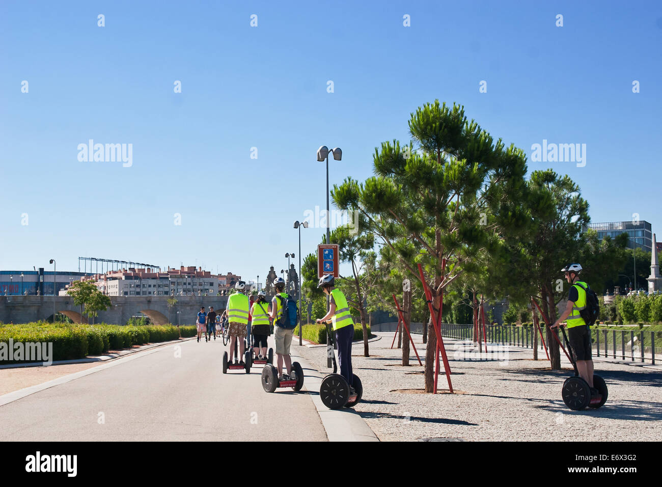 Elektro-Roller Segway durchs Madrid Rio Stockfoto