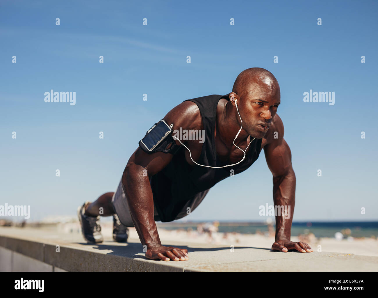 Junger sportlicher Mann, Push-ups zu tun. Fitness-Modell outdoor-Training zu tun. Muskulös und kräftig Kerl auszuüben. Stockfoto