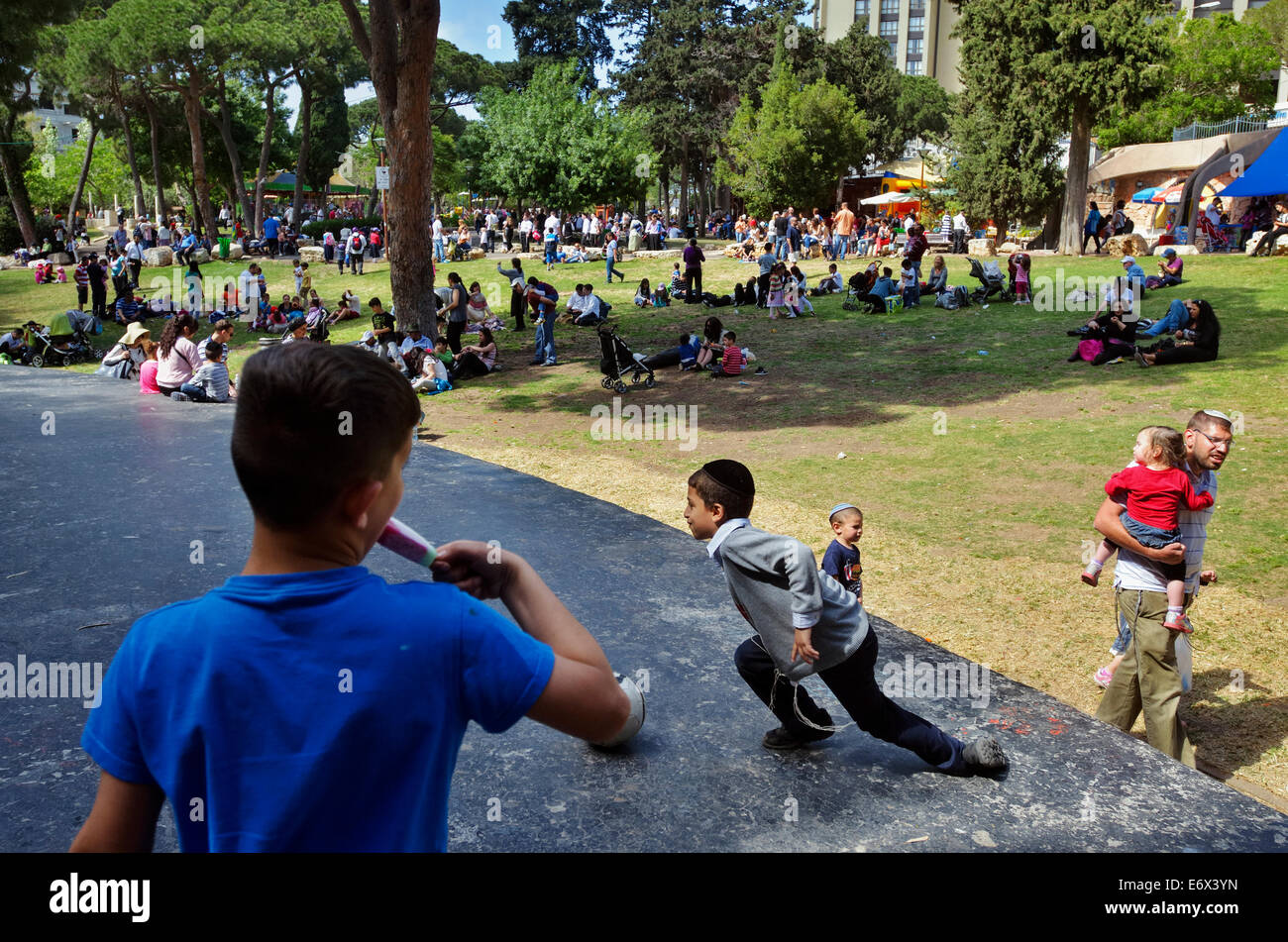 Kinder spielen im Park, Haifa, Israel Stockfoto