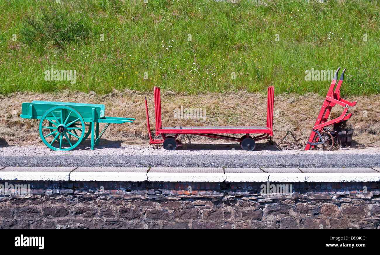 Museumseisenbahn Ausrüstung auf dem Display auf der Plattform in Boat of Garten Station, Strathspey Steam Railway, Speyside, Cairngorms Stockfoto