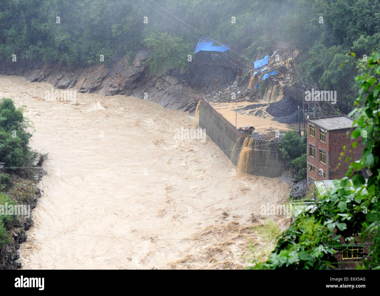 Chongqing, China. 1. September 2014. Ein Regen ausgelösten Erdrutsch traf Yongfa Kohle mir Jiangkou Township, Yunyang County im Südwesten China Chongqing Stadtbezirk, 1. September 2014. Mitarbeiter mit der Kohle, die mir den Erdrutsch angetroffen, während sie aus ihrem Schlafsaal an einen sicheren Ort übertragen wurden nach sintflutartige Regenfällen begonnen um 08:53 zwölf Personen noch fehlen nach dem Erdrutsch am Montag. Bildnachweis: Xinhua/Alamy Live-Nachrichten Stockfoto