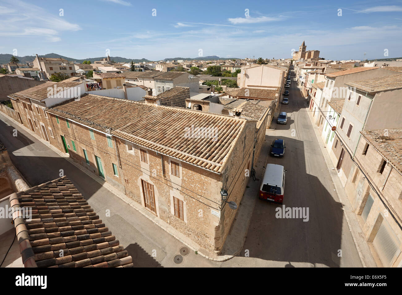 Carrer de Sala, Dorf Straße führt nach Pfarrkirche im Zentrum von Porreres, Südinsel, Mallorca, Balearen, Spai Stockfoto