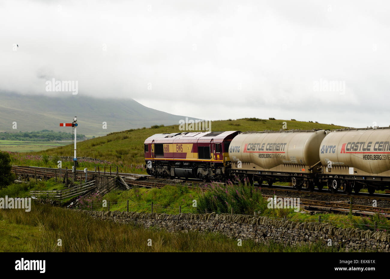 Güterzug auf der Settle Carlisle Linie mit Ingleborough über Stockfoto