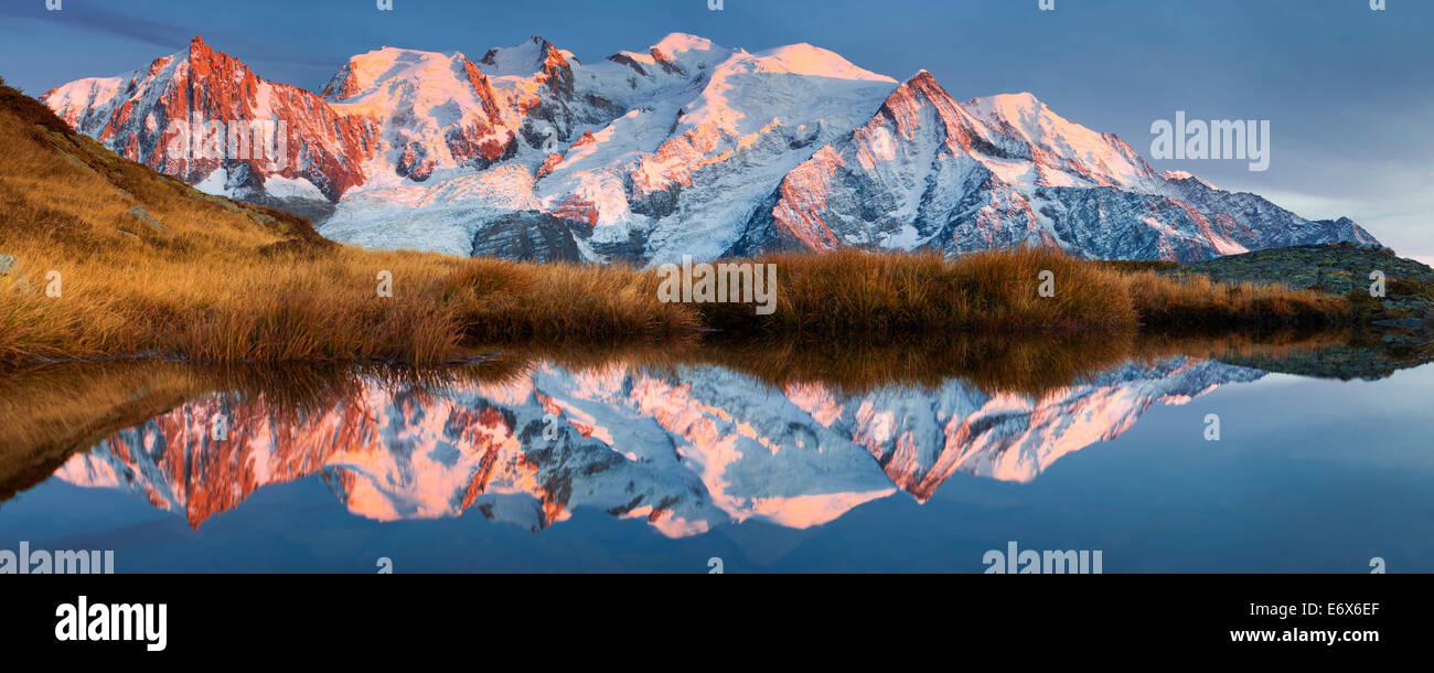 Alpen Glühen auf den Mont-Blanc-Massiv und ihre Reflexion in einem Bergsee unweit des Gipfels Aiguillette du Brevent, Cha Stockfoto