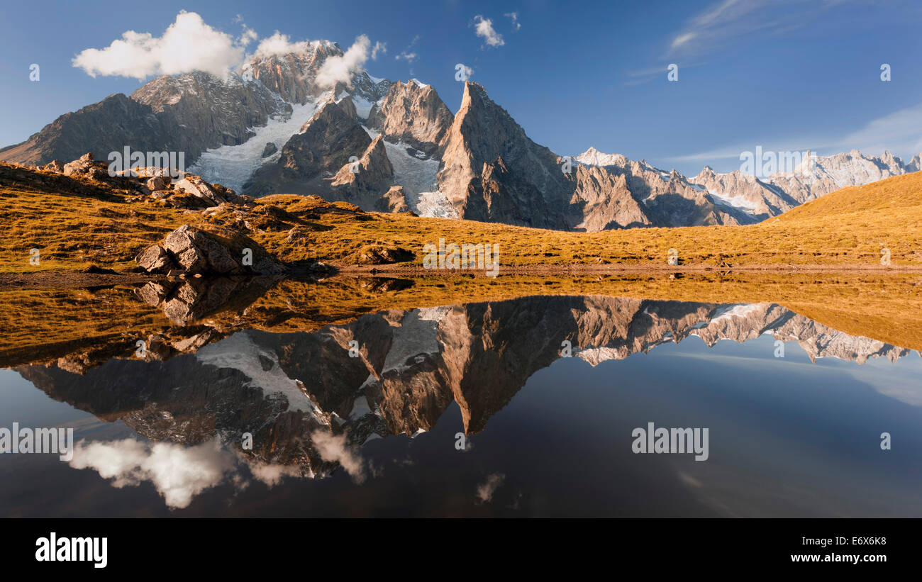 Untergehende Sonne über dem Bergsee mit der Reflexion des Mont Blanc von der italienischen Seite im Herbst, Courmayeur, V Stockfoto