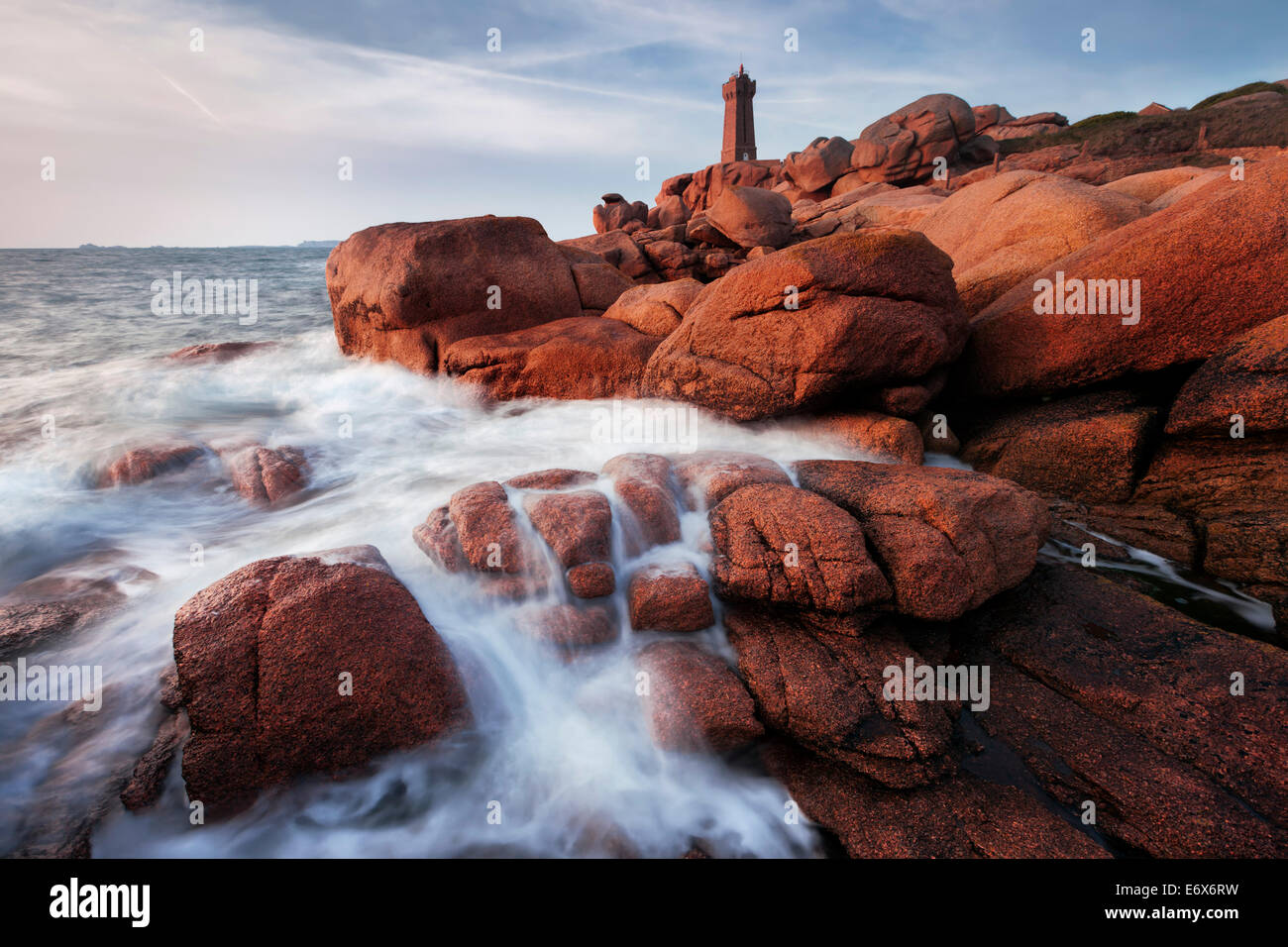 Meine Ruz Leuchtturm mit typischen roten Steinen der Côte de Granit Rose in der Morgensonne, Bretagne, Frankreich Stockfoto