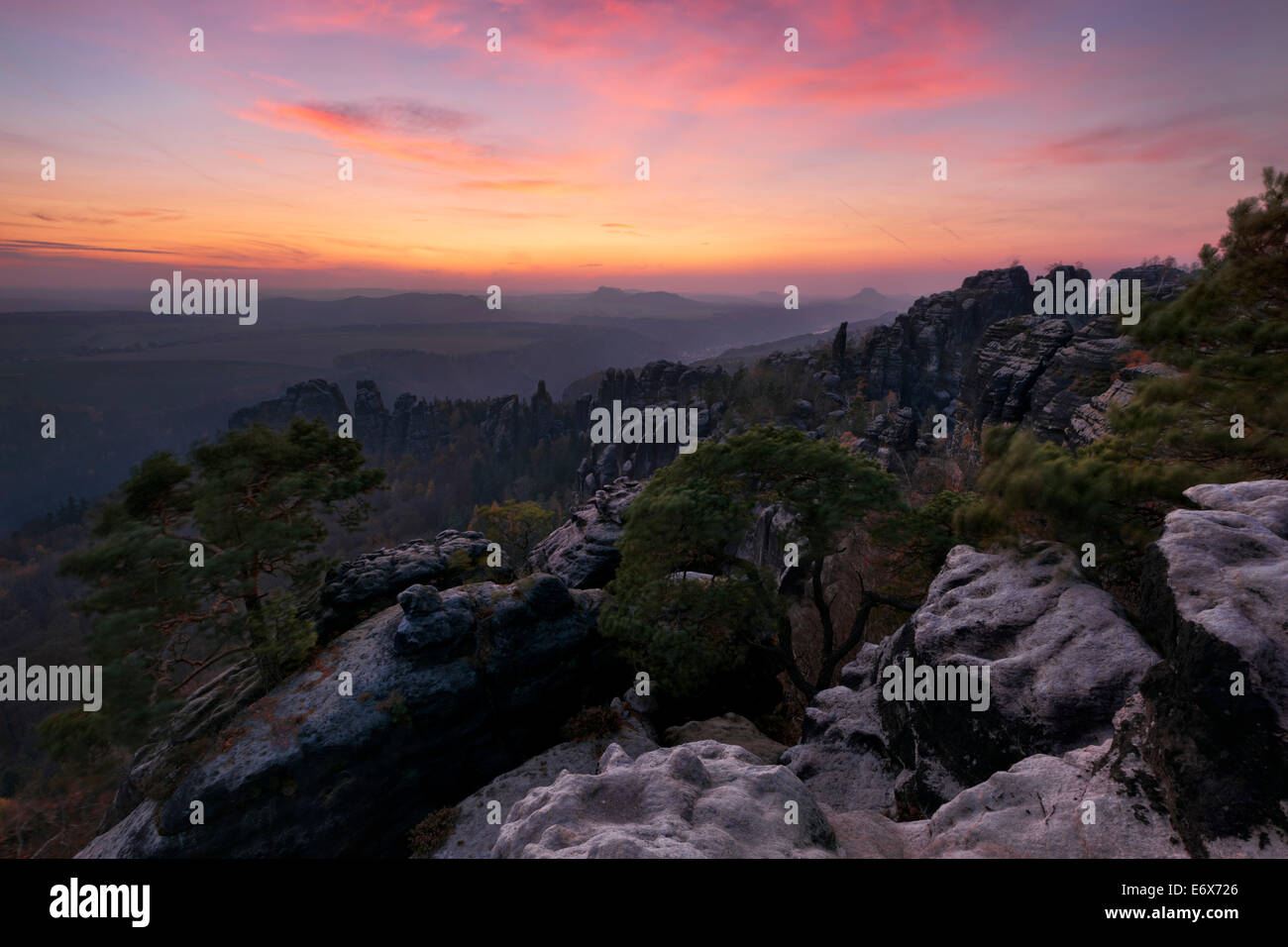 Sonnenuntergang über den unzähligen Gipfeln die Schrammsteine mit Blick auf die Elbe, Gorisch, Papststein und Lilienstein im späten aut Stockfoto