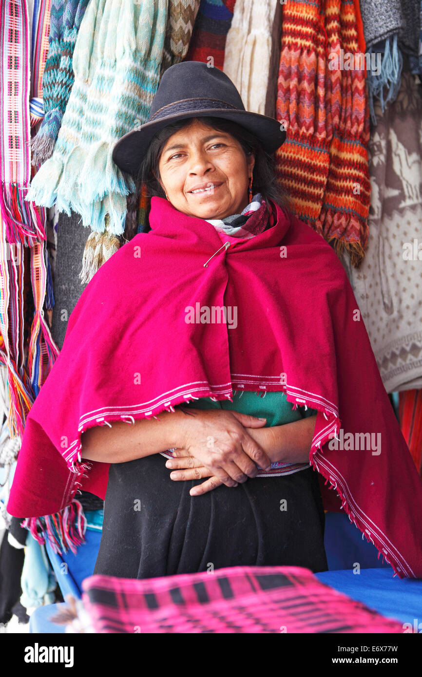 Salasaca indische Frau, 47 Jahre, in traditioneller Tracht mit handgewebten Schals, Salasaca, Provinz Tungurahua, Ecuador Stockfoto