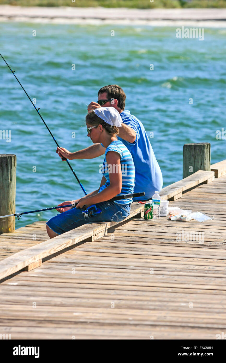 Eine amische Mädchen mit ihrem männlichen Freund Fische an Anna Maria Pier in Bradenton FL Stockfoto
