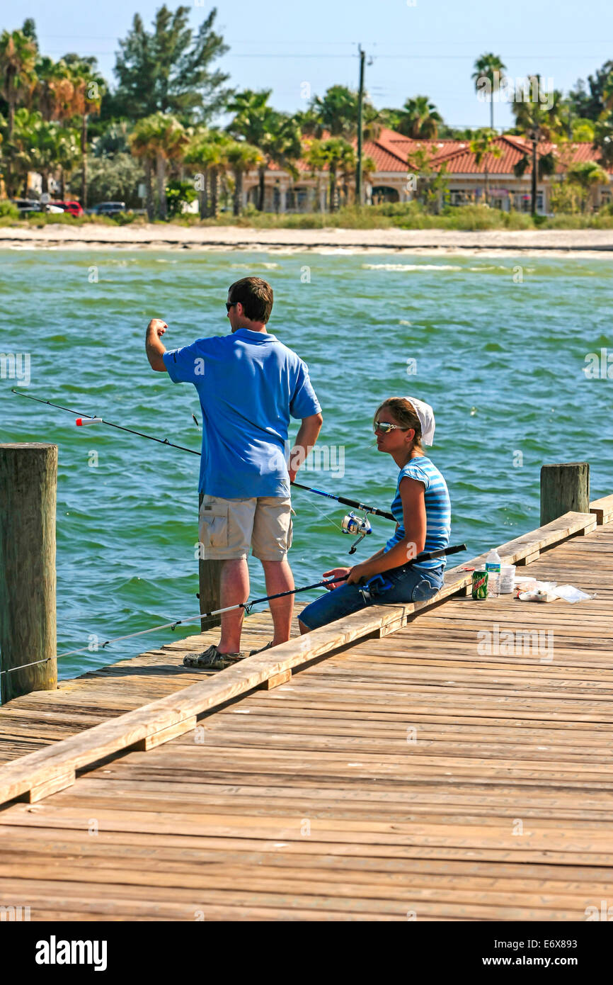 Eine amische Mädchen mit ihrem männlichen Freund Fische an Anna Maria Pier in Bradenton FL Stockfoto