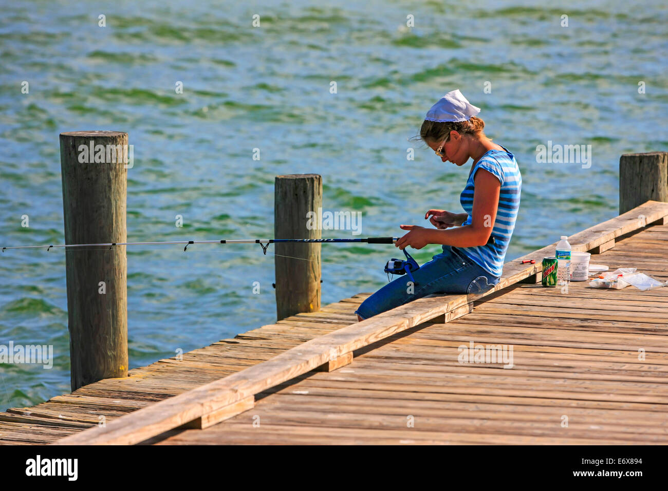 Eine junge amische Frau Fische an Anna Maria Pier in Bradenton FL Stockfoto