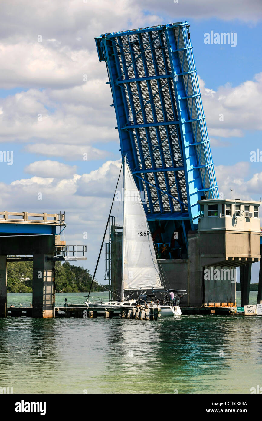 Ein Segelboot durchläuft die offenen Zugbrücke auf Anna Maria Island FL US789 Stockfoto