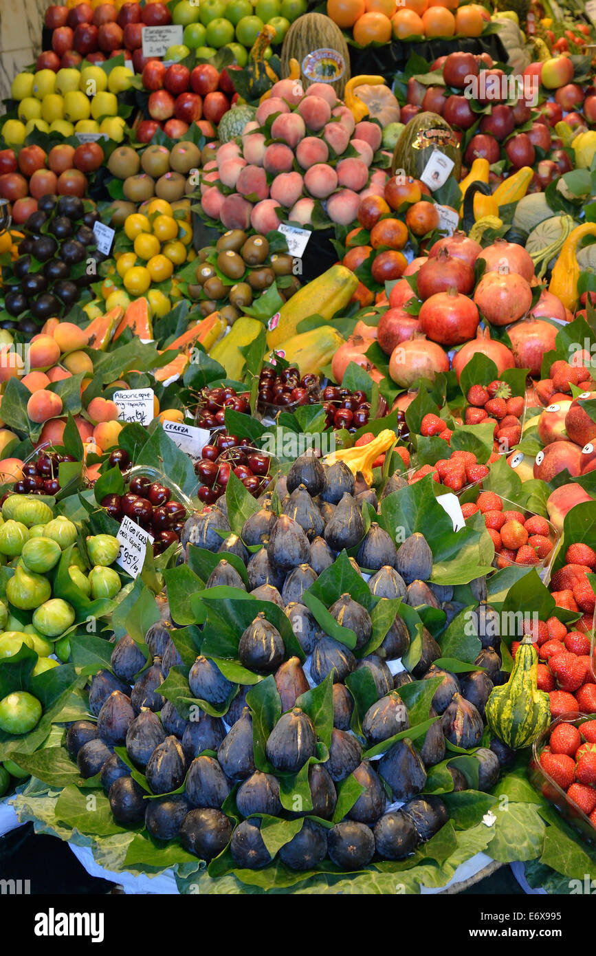 Obst an einem Stand in der Markthalle Mercat De La Boquería, auch Mercat de Sant Josep, Barcelona, Katalonien, Spanien Stockfoto