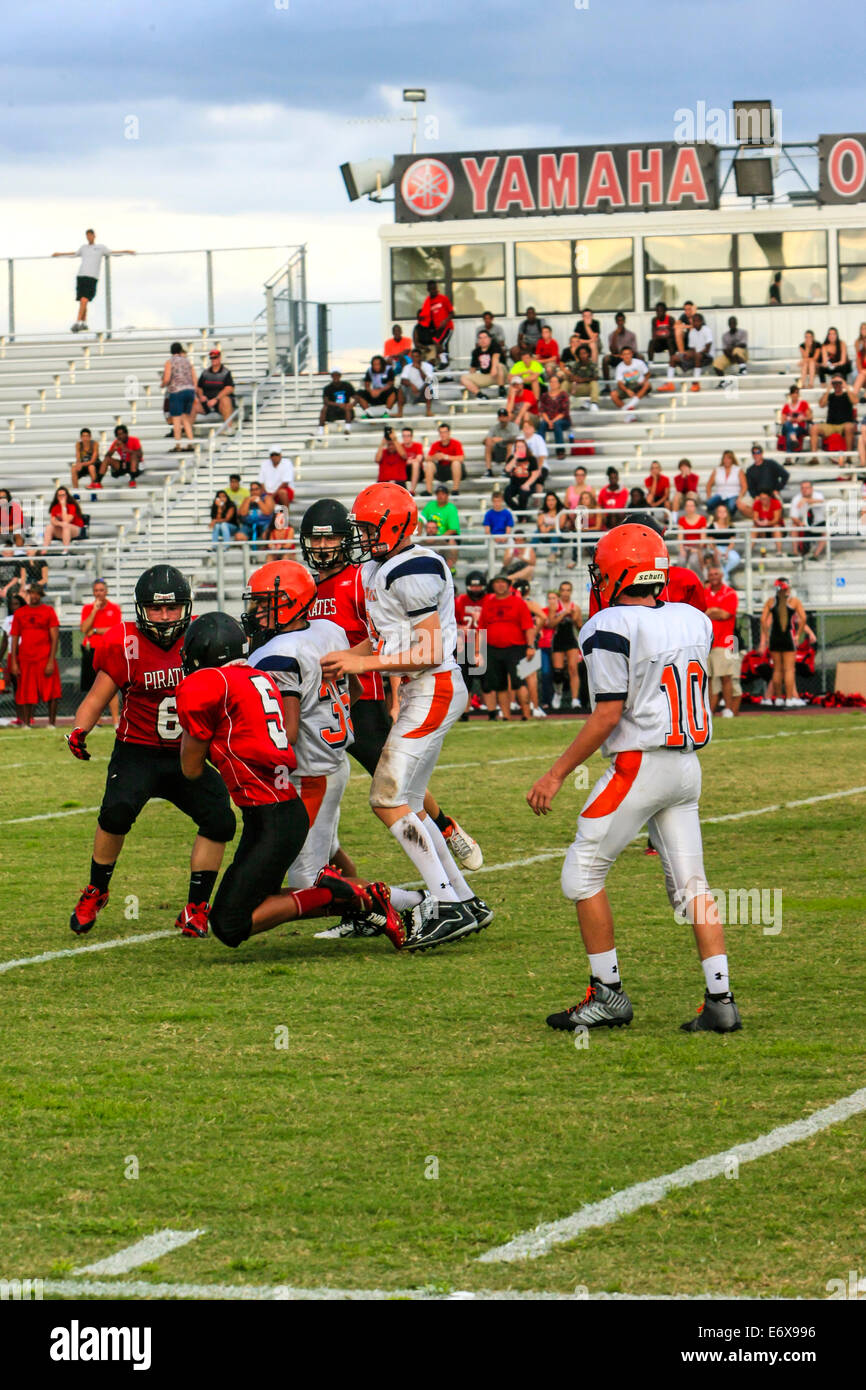 Lemon Bay Junior Varsity High School Fußballmannschaft von Englewood gegen Port Charlotte Piraten HS team Stockfoto