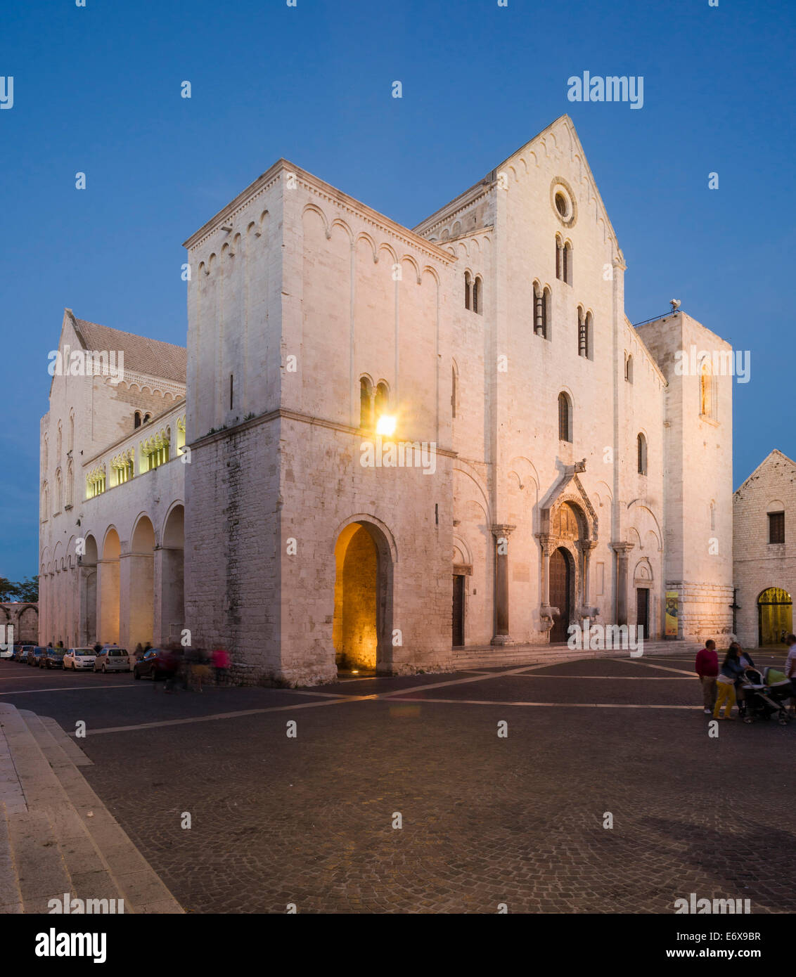 Hauptfassade der Kathedrale Basilica di San Nicola, Baubeginn im Jahre 1087, Romanik, blaue Stunde, Dämmerung, Bari Stockfoto