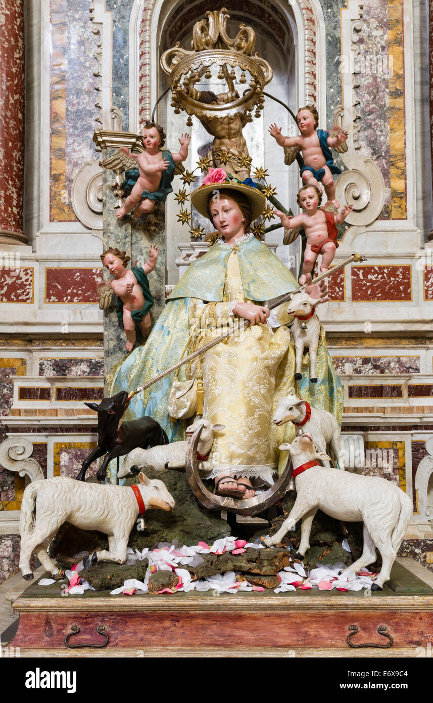 Ein weiblicher Heiliger in Brokat Roben steht auf einer Mondsichel mit Putten und Schafen, Volksfrömmigkeit, Kathedrale Stockfoto