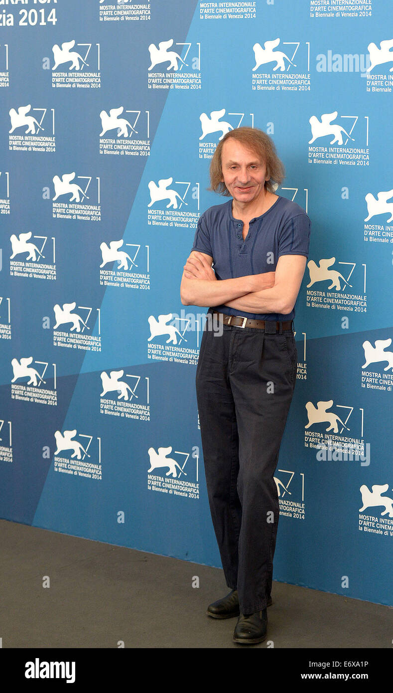 Venedig, Italien. 1. September 2014. Schauspieler Michel Houellebecq stellt während der Foto-Shooting für "In der Nähe von Death Experience", die für den Horizont-Wettbewerb während der 71. Filmfestspielen von Venedig in Lido von Venedig am 1. September 2014 ausgewählt ist. Bildnachweis: Xinhua/Alamy Live-Nachrichten Stockfoto