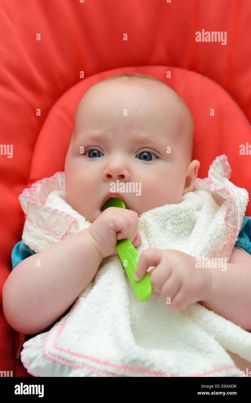 Baby, Mädchen, sechs Monate, mit Löffel in den Mund, Deutschland Stockfoto