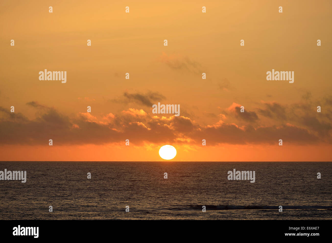 Sonnenuntergang über dem Meer in El Golfo, Lanzarote, Kanarische Inseln, Spanien Stockfoto