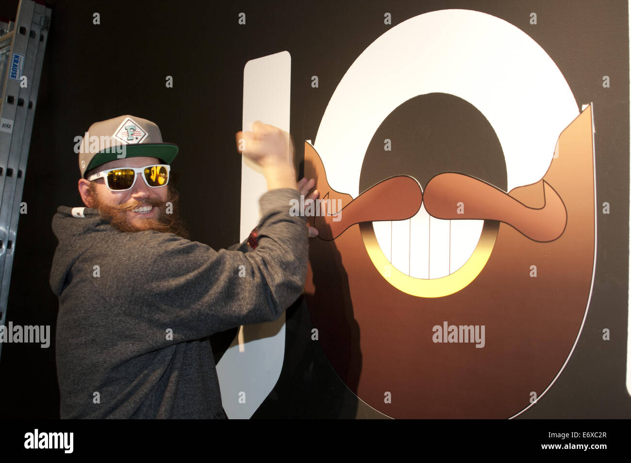 Rapper MC Fitti als Gast bei Joiz Dein social TV Featuring: MC Fitti, Dirk Witek wo: Berlin, Deutschland bei: 26. Februar 2014 Stockfoto