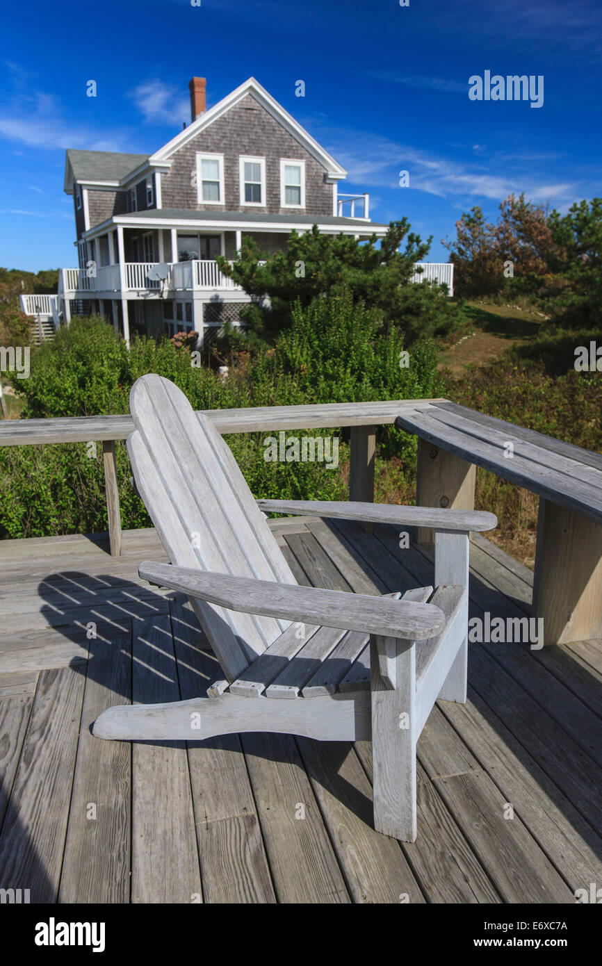 Adirondack Stuhl auf dem Deck des Ferienhauses auf Block Island, Rhode Island, USA Stockfoto