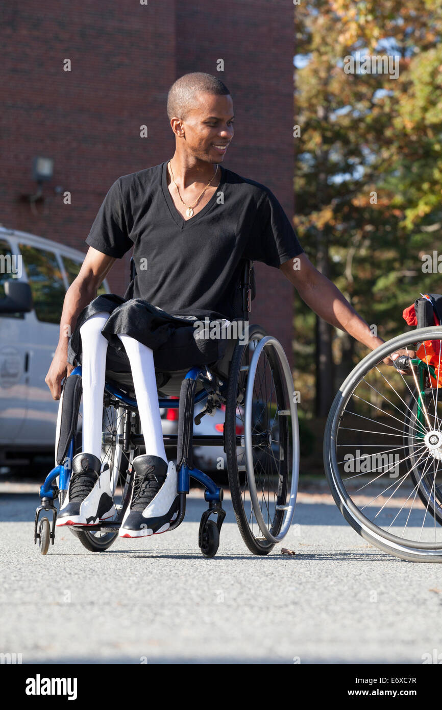 Mann mit spinale Meningitis im Rollstuhl Stockfoto
